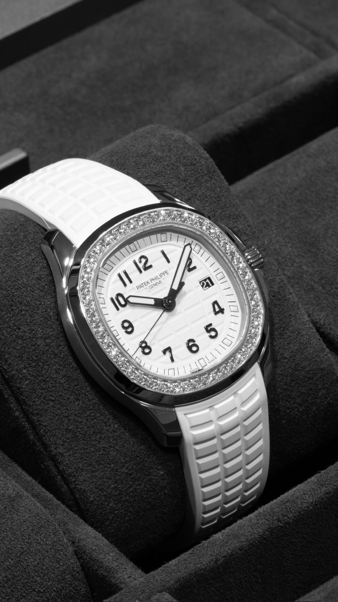Nautilus 5711 Rose Gold Ruby High Jewellery — Rose gold · Salmon dial · Ruby-set case and gradient sapphire bezel — Patek Philippe